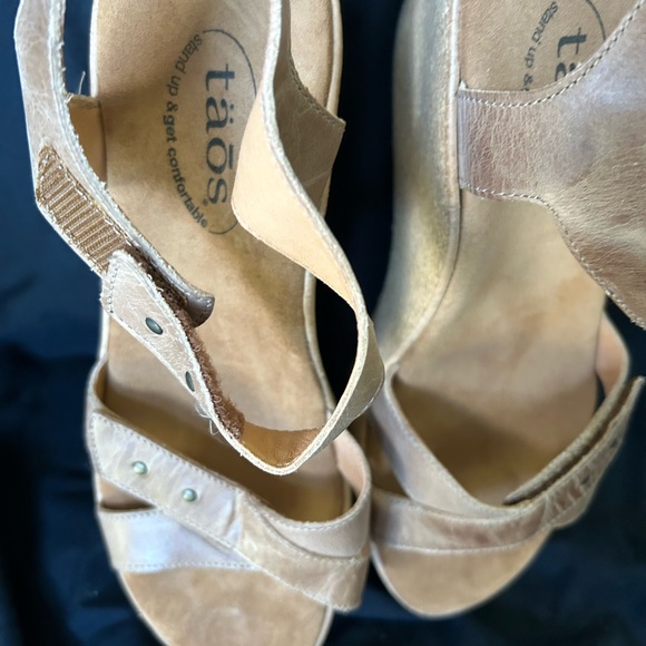 Tan never worn Taos wedge sandals - Picture 2 of 4